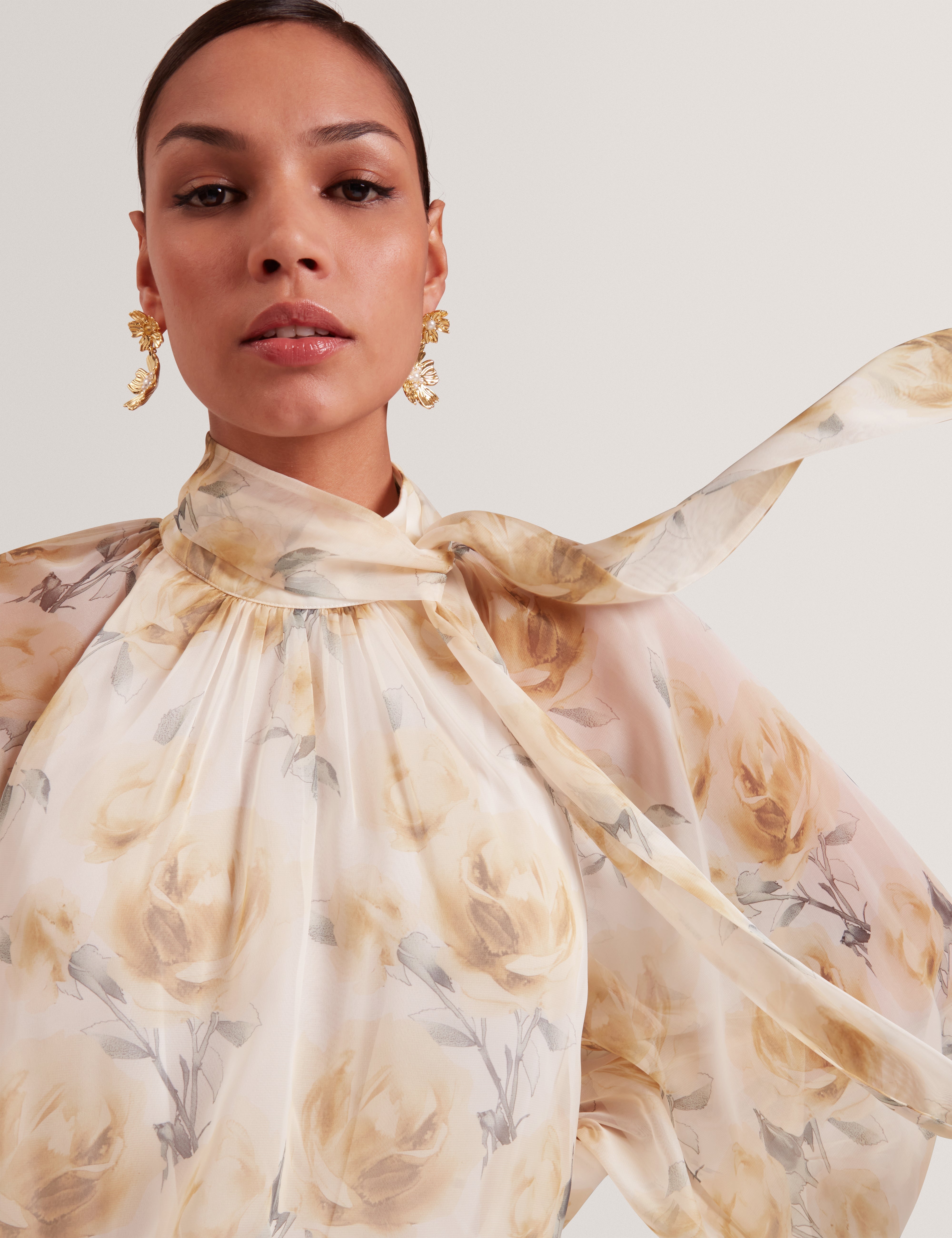 فستان باتسي ماكسي زهري بأكمام طويلة وتفاصيل ربطة عنق باللون العاجي