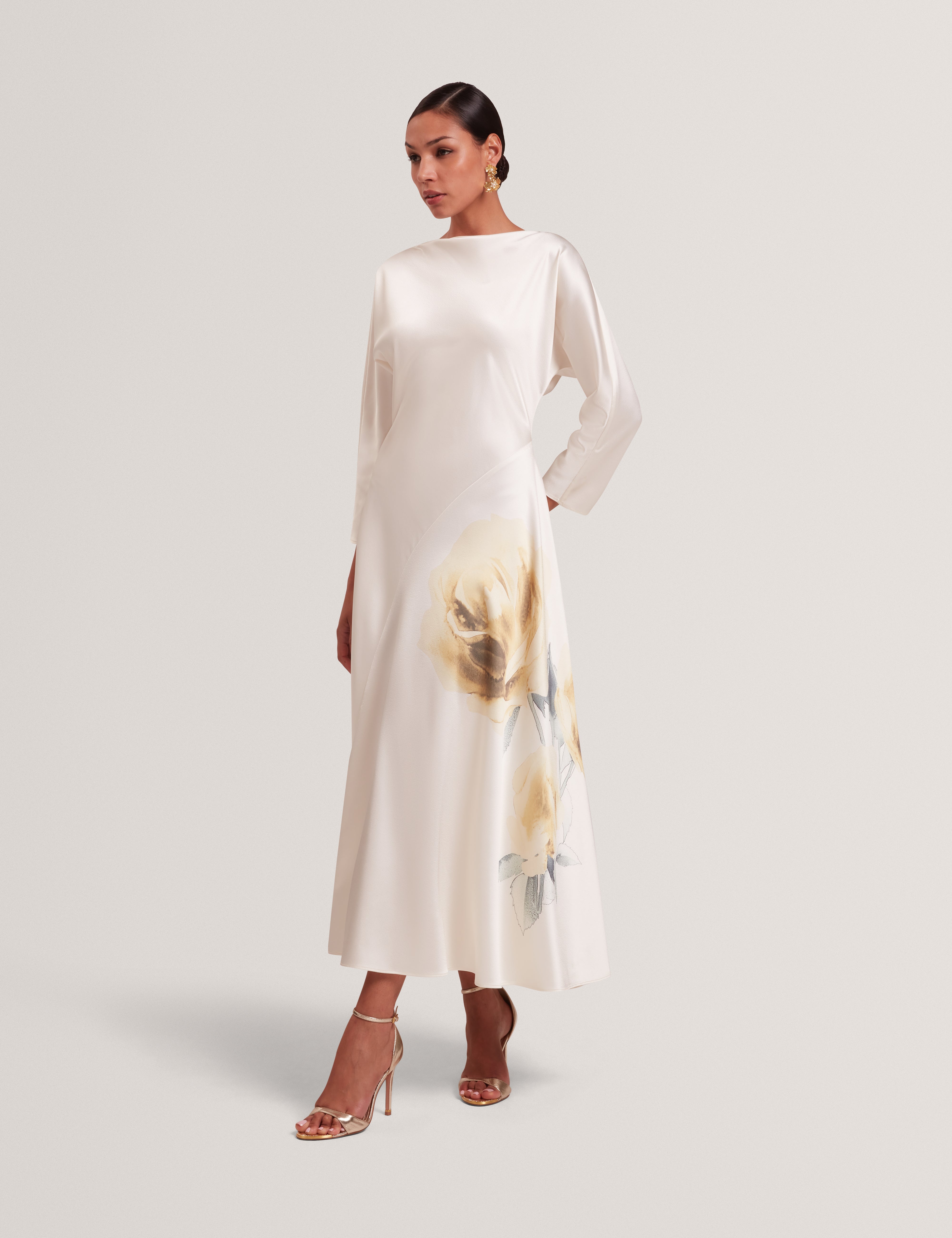 فستان ماكسي من رايمي بتفاصيل درزات منحنية باللون العاجي