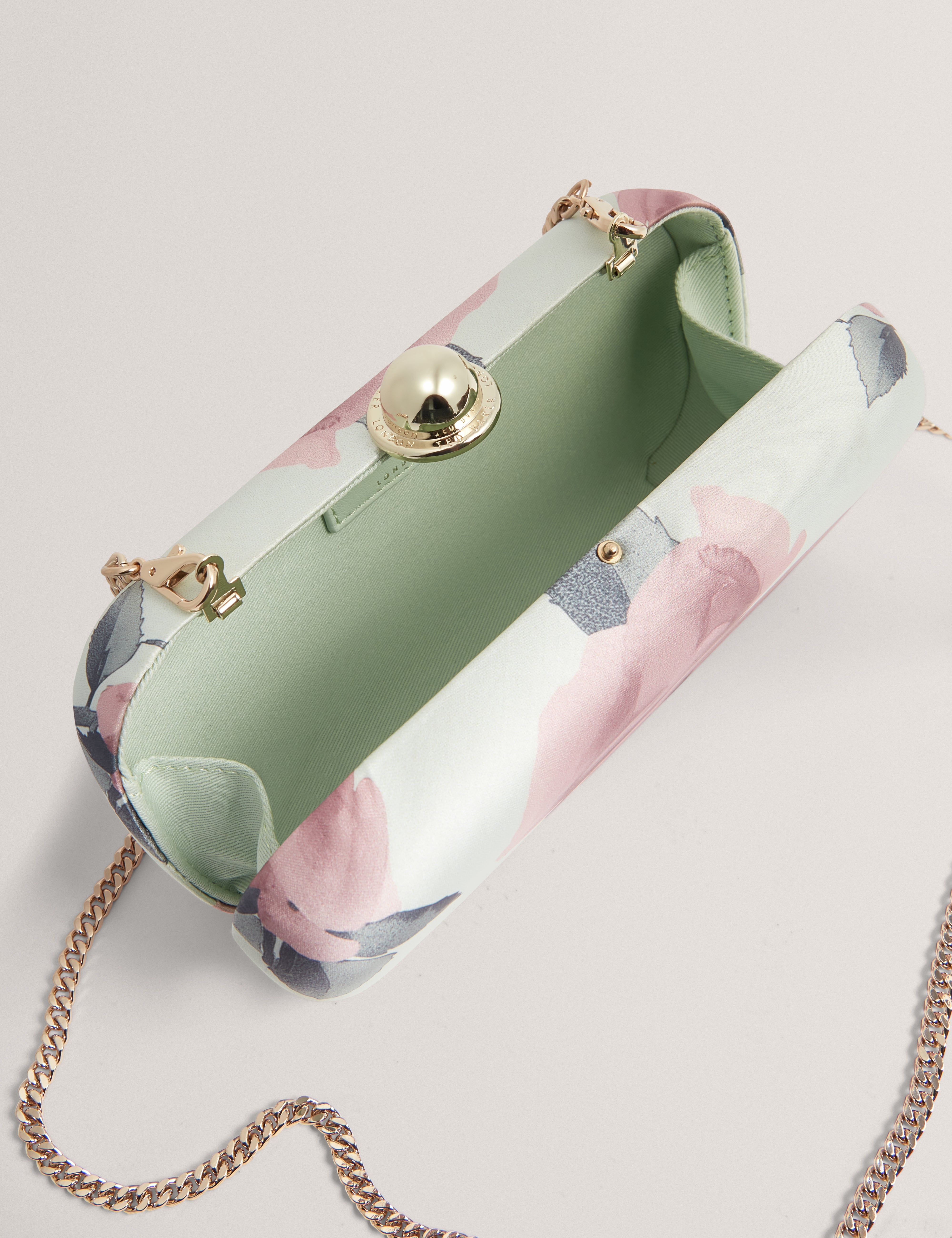 حقيبة كلاتش ليزيلا الصلبة المطبوعة بالورود باللون الأخضر الفاتح