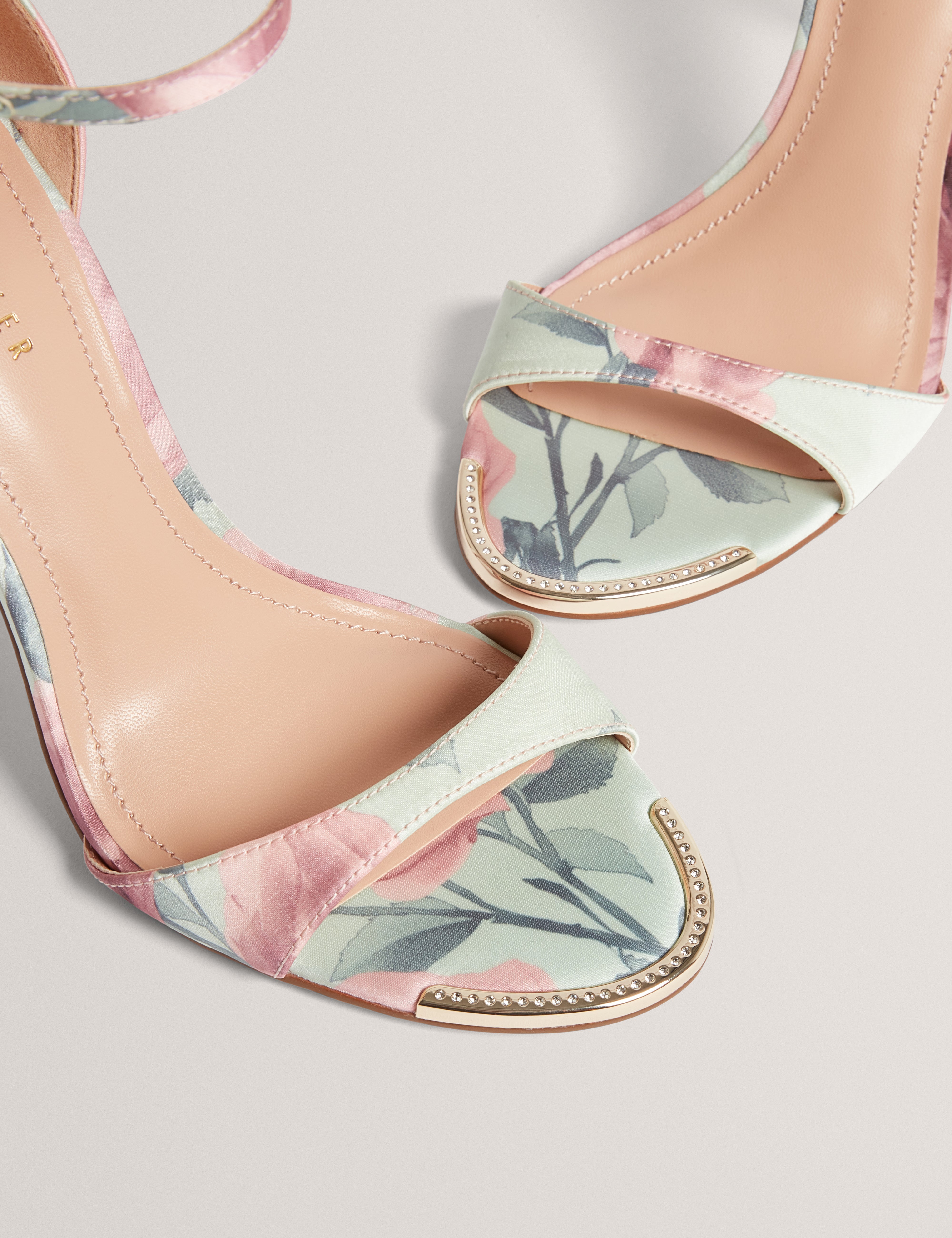 حذاء هيلي بكعب مطبوع عليه زهور باللون الأخضر الفاتح