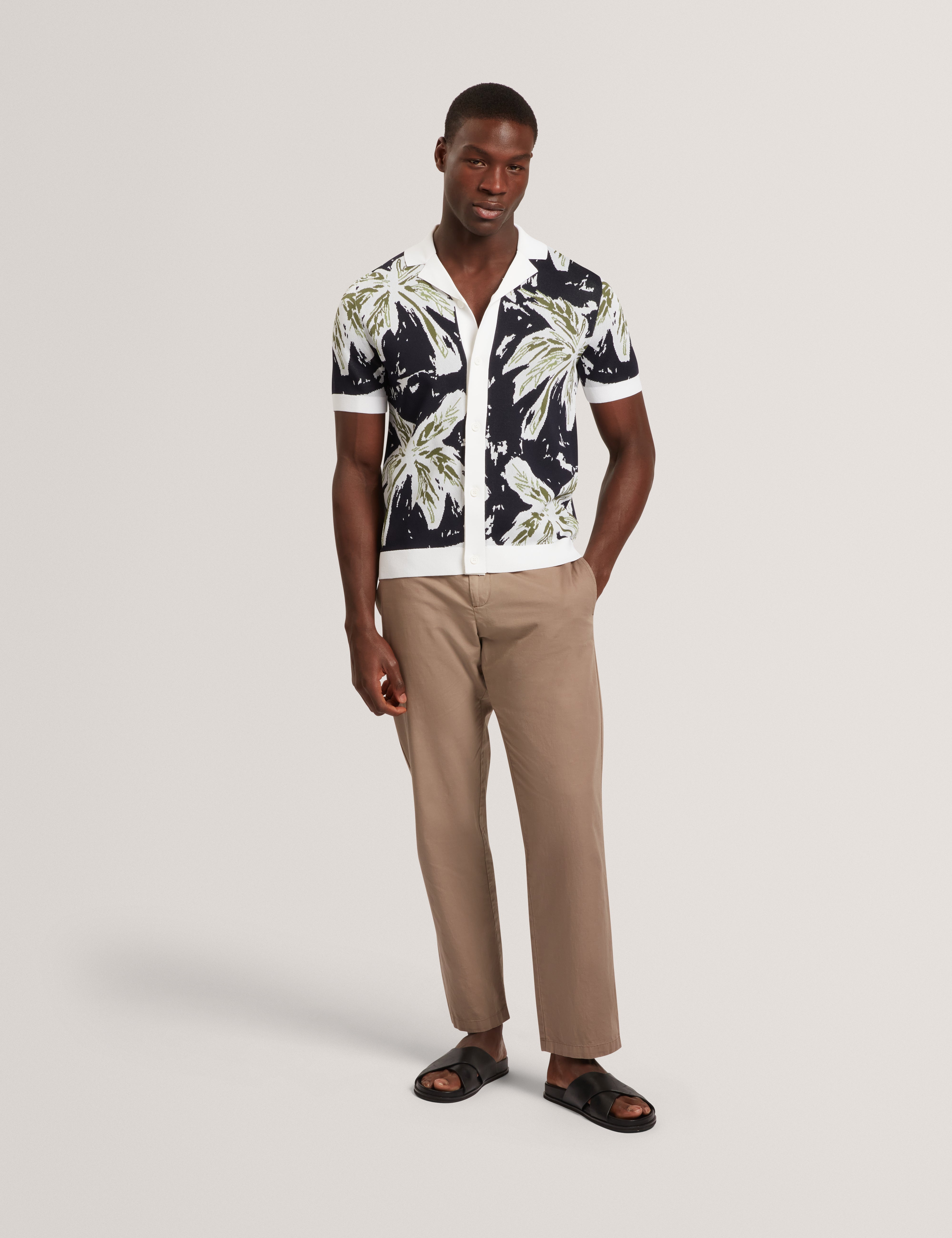 قميص كايز قصير الأكمام بنقشة أوراق الشجر المحبوكة، باللون الكحلي