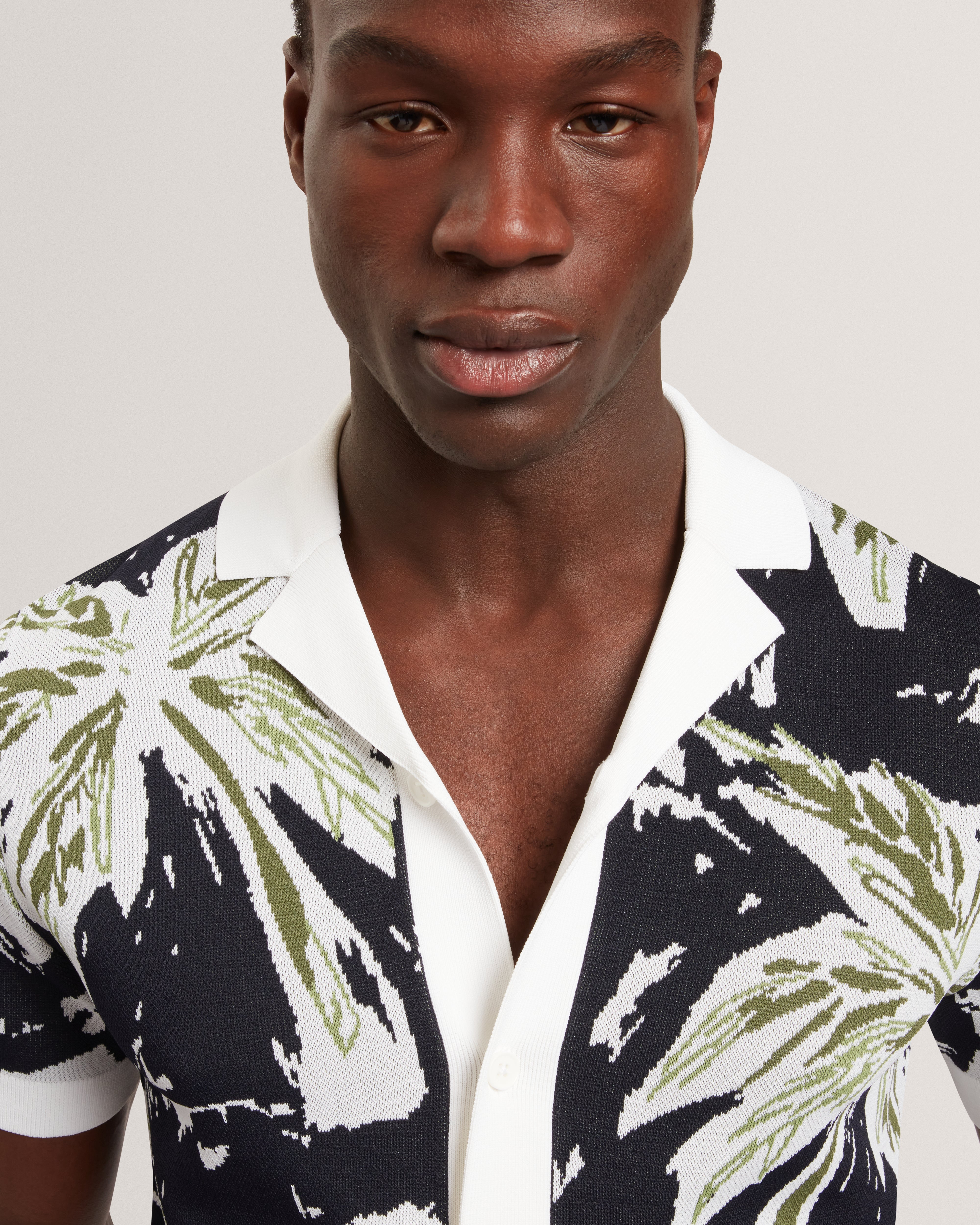 قميص كايز قصير الأكمام بنقشة أوراق الشجر المحبوكة، باللون الكحلي