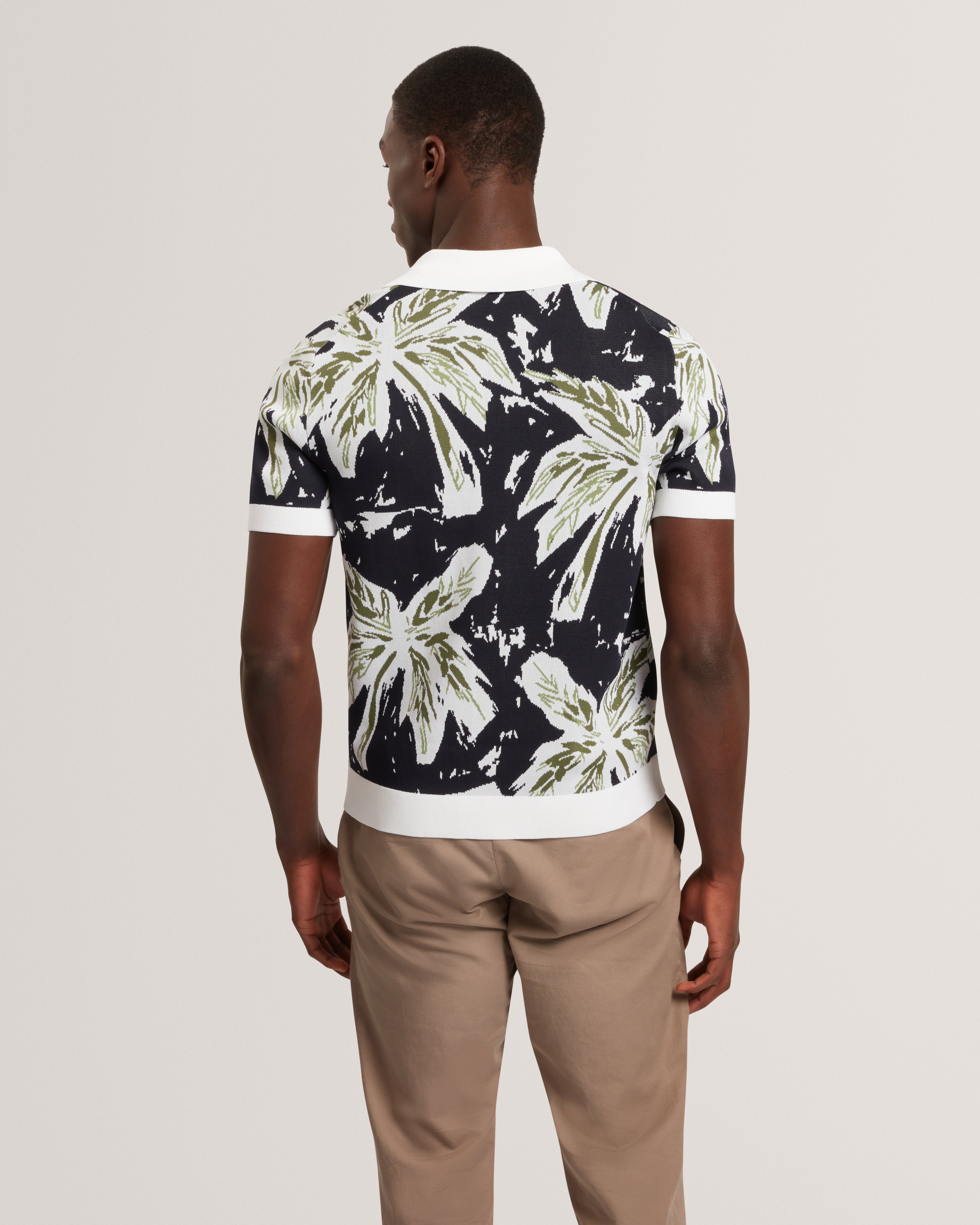 قميص كايز قصير الأكمام بنقشة أوراق الشجر المحبوكة، باللون الكحلي