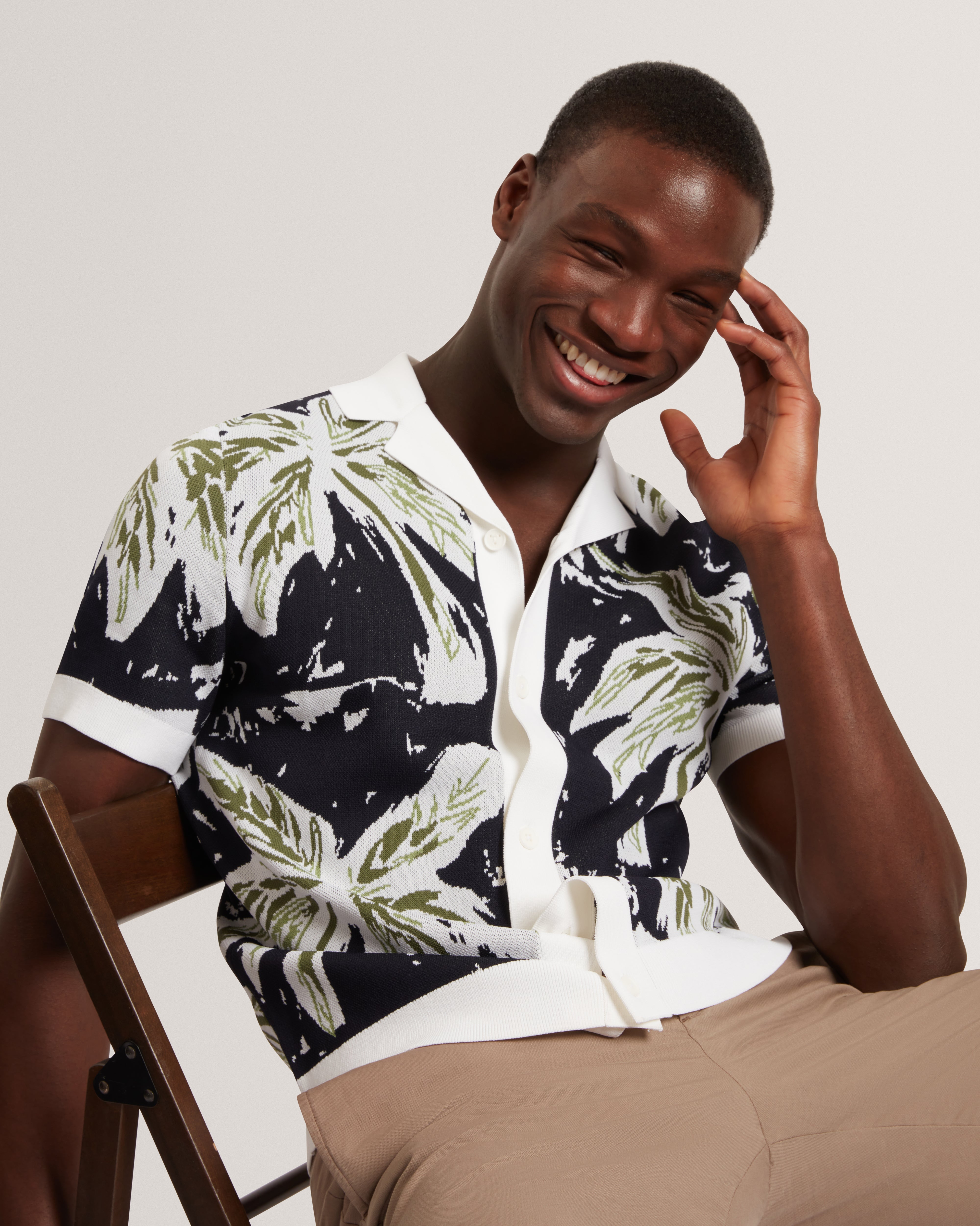 قميص كايز قصير الأكمام بنقشة أوراق الشجر المحبوكة، باللون الكحلي