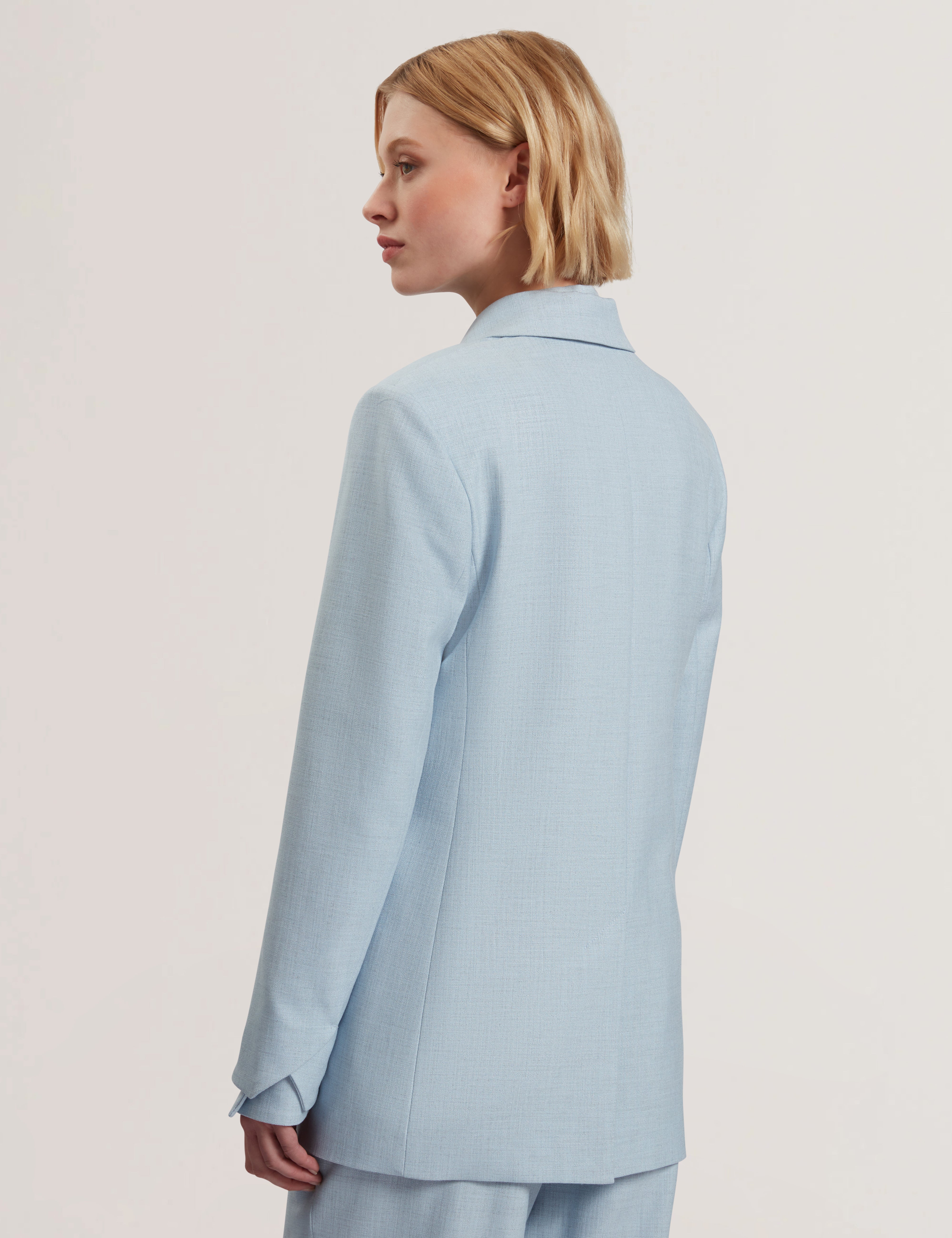 كارني بليزر باللون الأزرق الفاتح