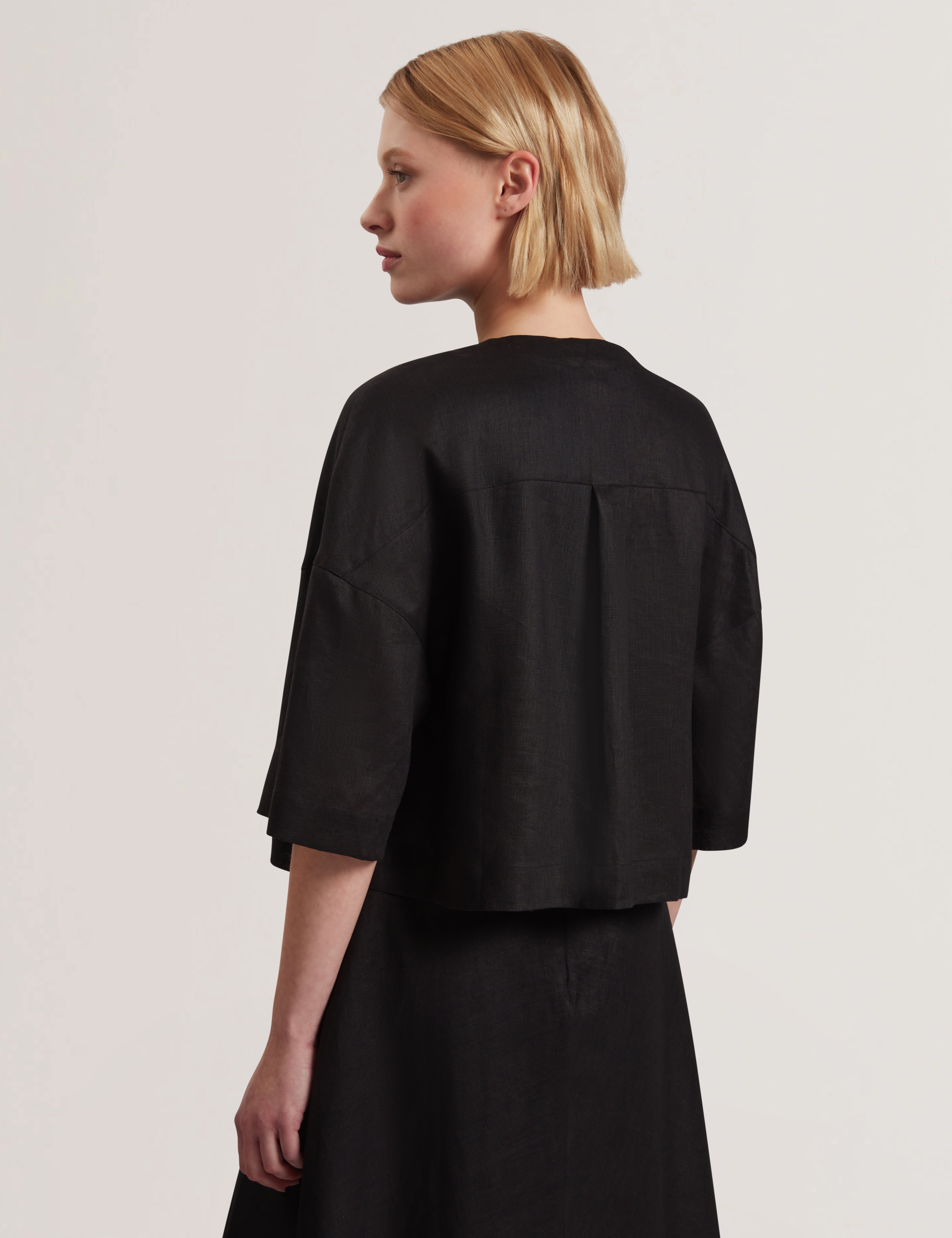 Jadena Short Sleeve Linen Cropped Shirt Black
