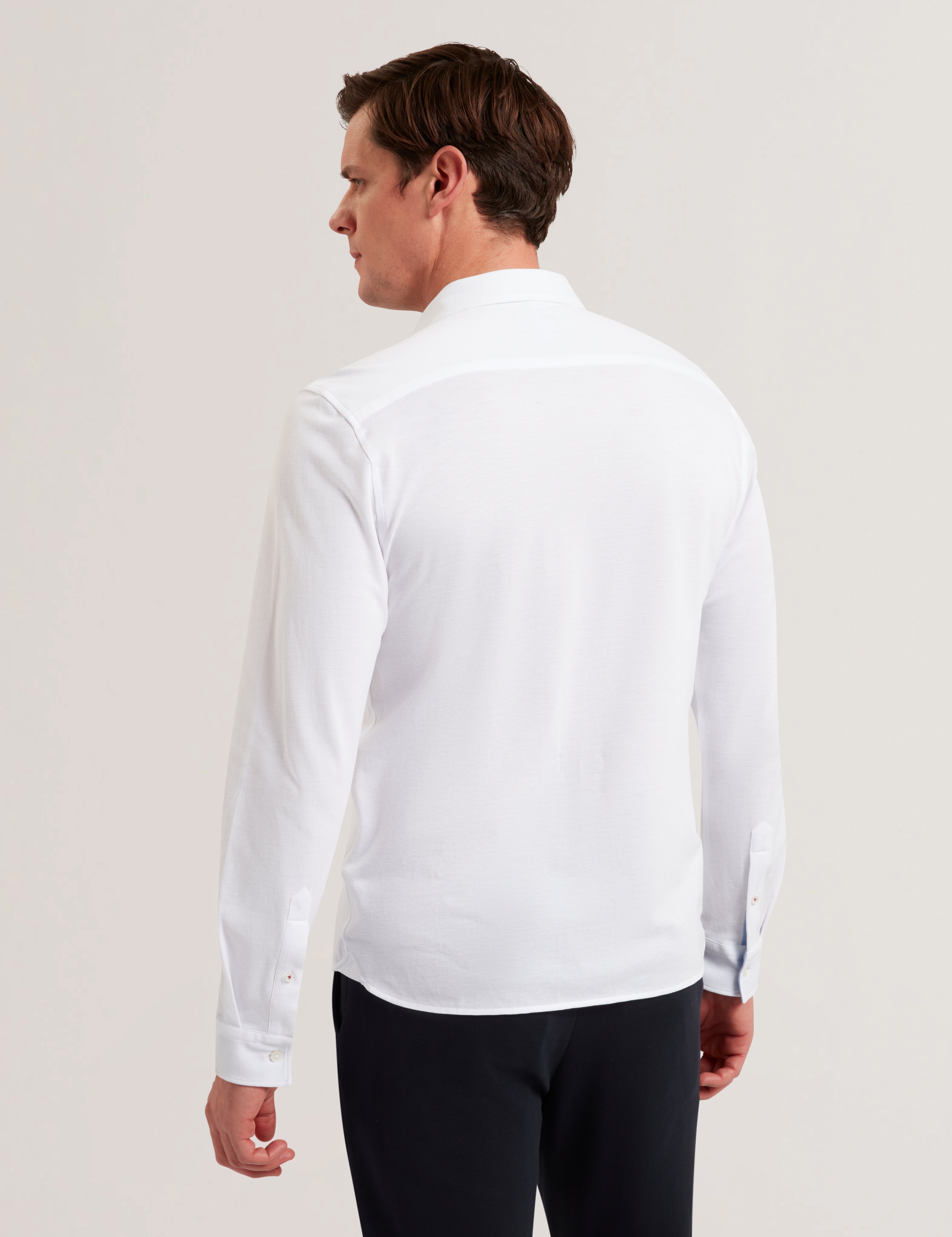 قميص جيرسيه بأكمام طويلة لون أبيض