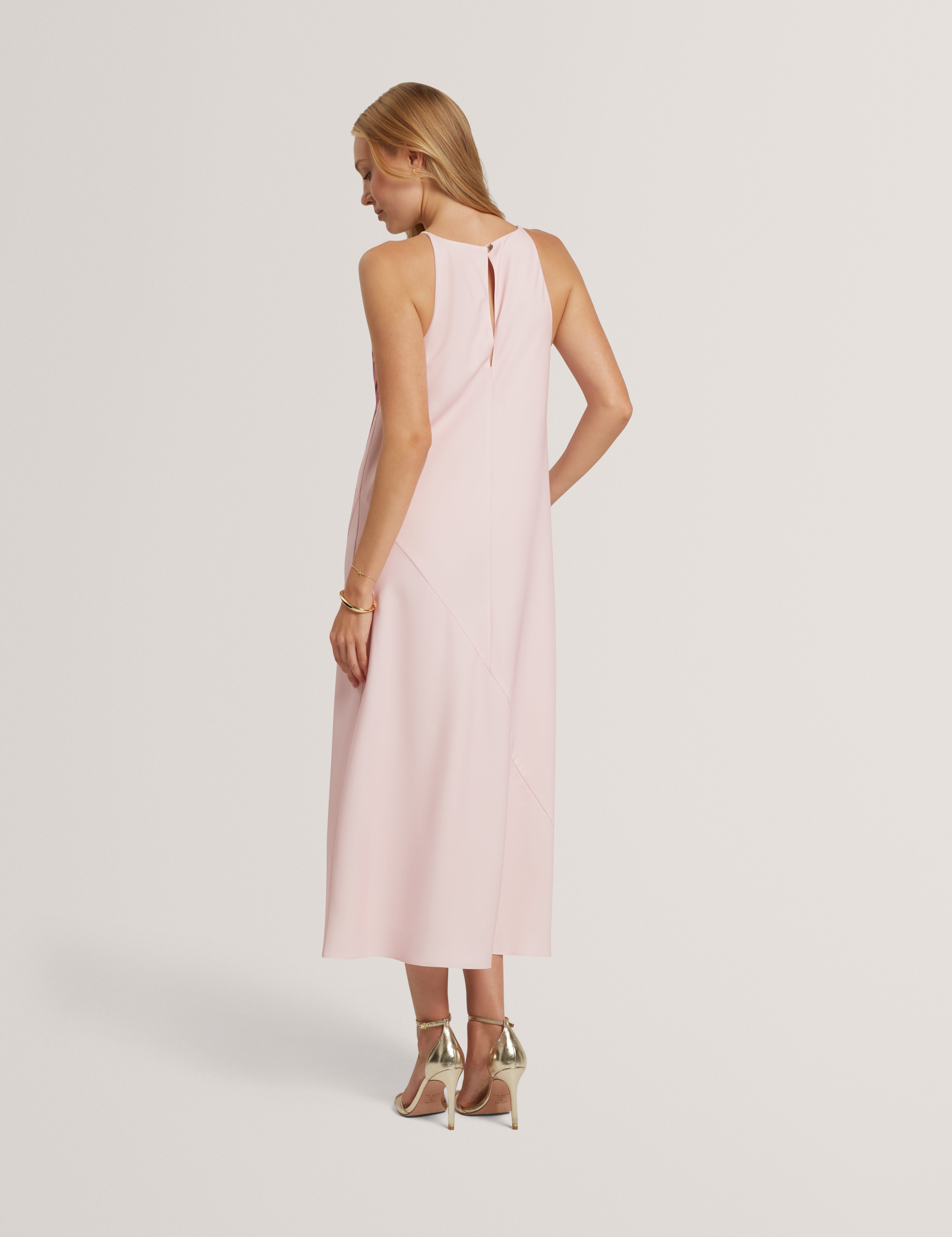 فستان لويلا ميدي وردي اللون بطبعة زهور ورقبة هالتر