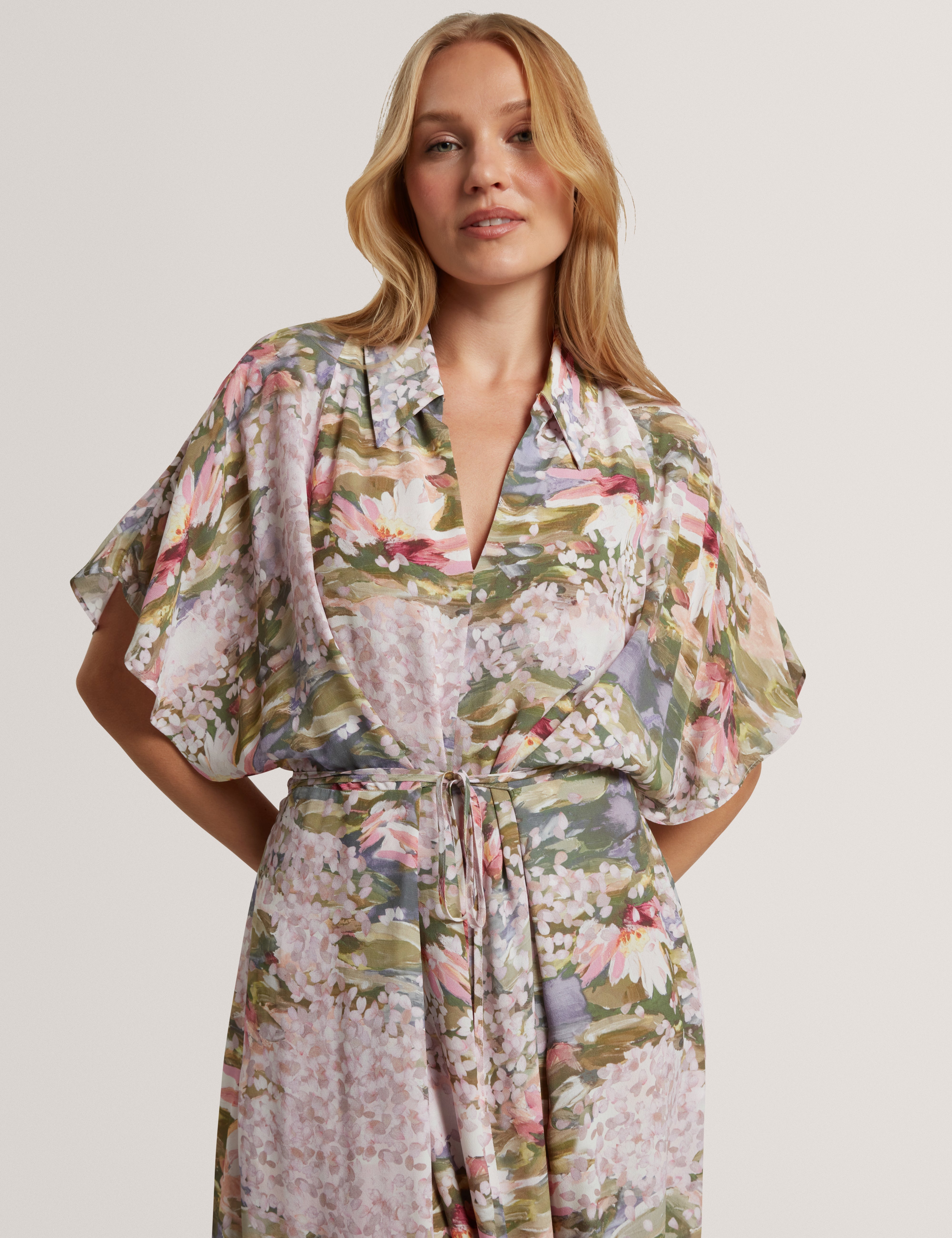 فستان زارلاه ميدي وردي اللون مزين بربطة عنق مطبوعة