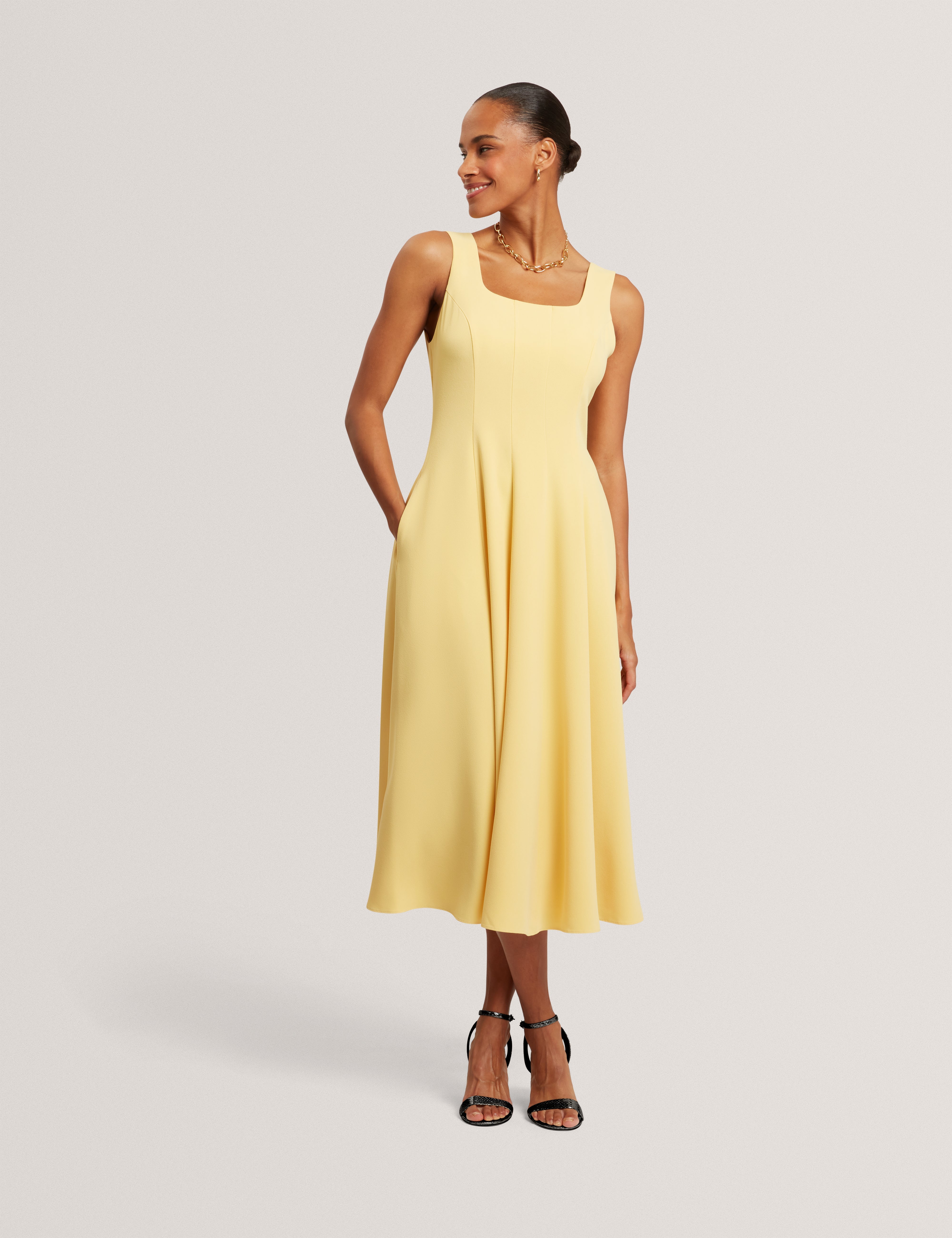 فستان أرلوت متوسط ​​الطول ذو الألواح - أصفر فاتح