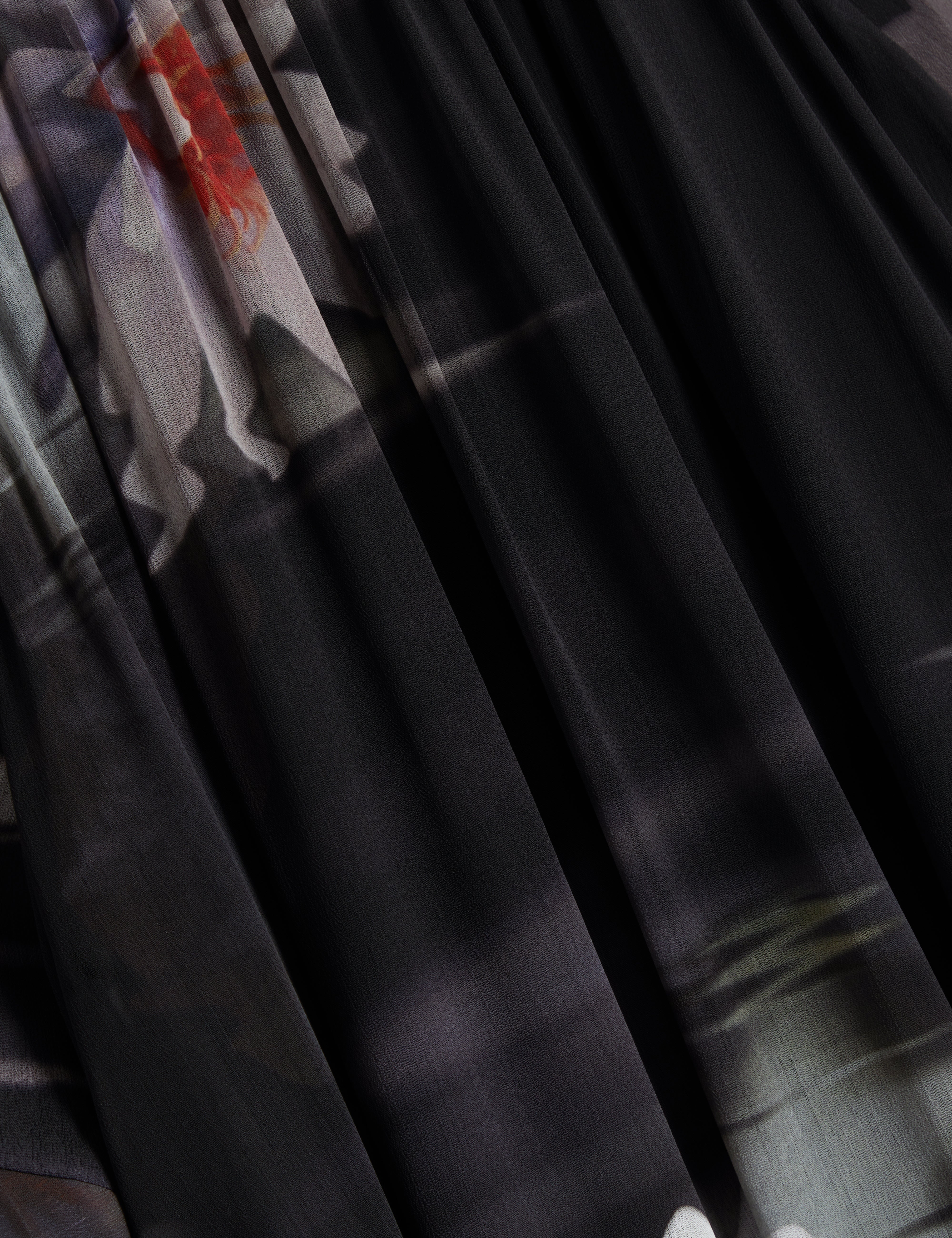 فستان ماكسي مطبوع بأكمام طويلة مكشكش من موليا، أسود