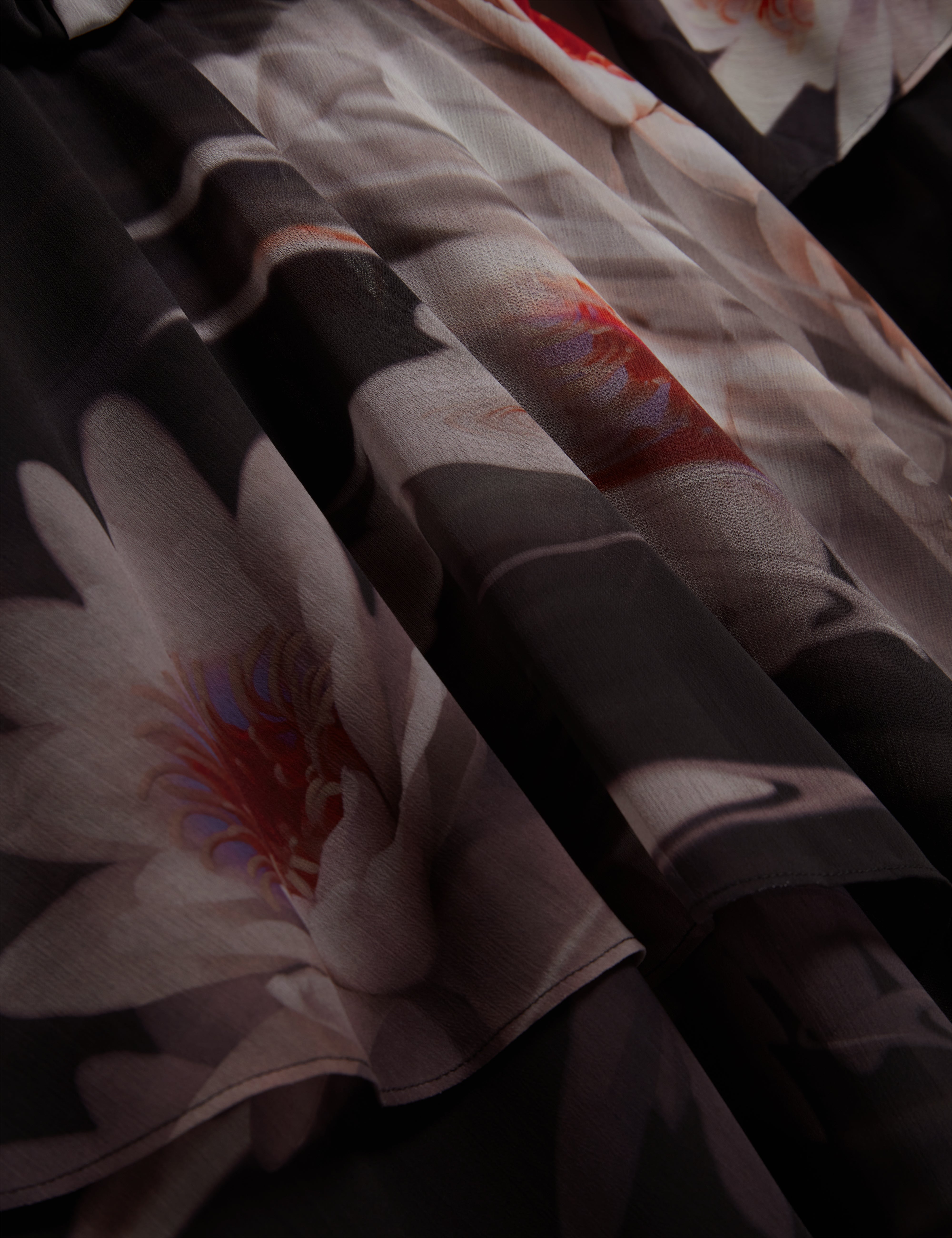 فستان قصير مطبوع بأكمام طويلة مكشكش من نايفي، أسود