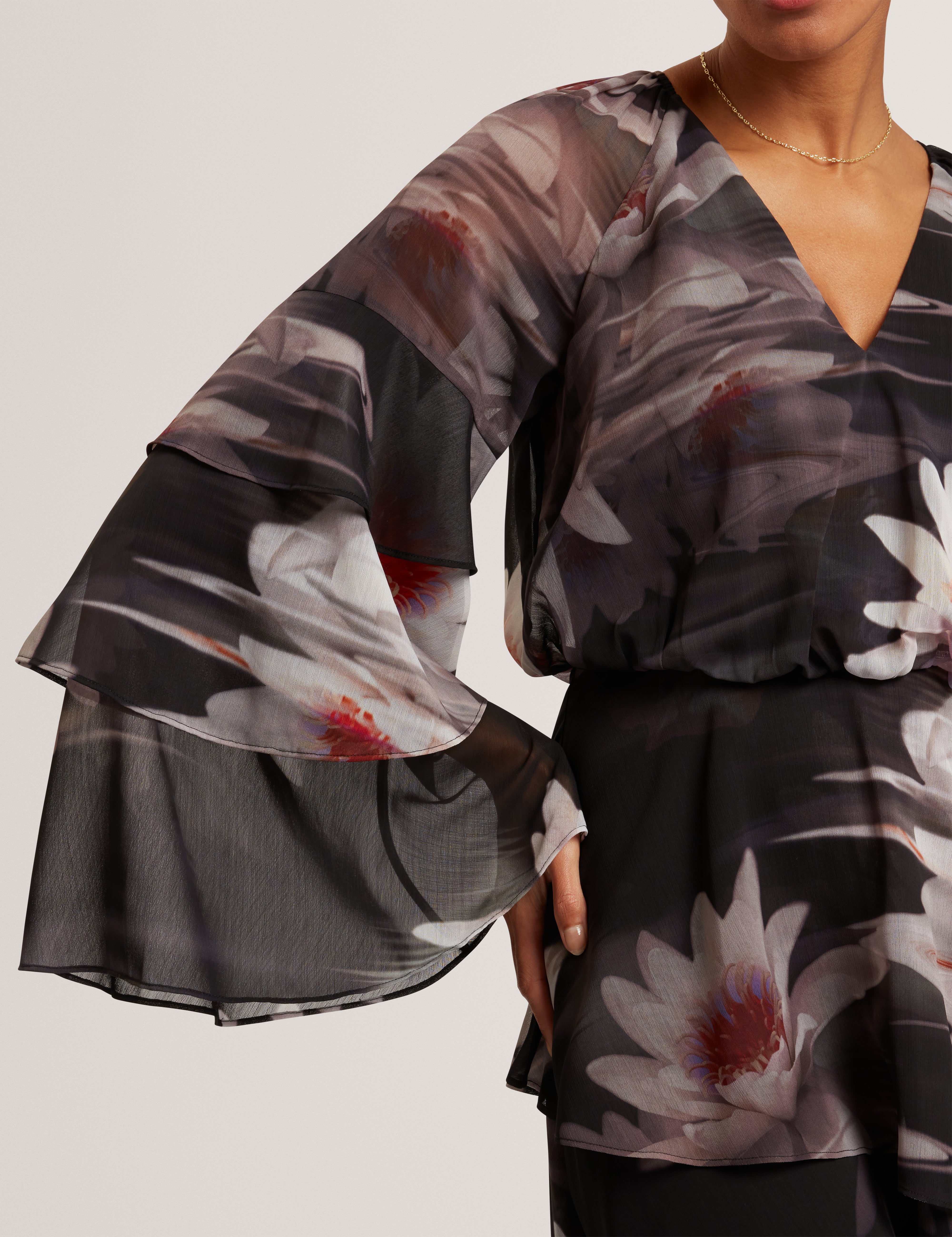 فستان قصير مطبوع بأكمام طويلة مكشكش من نايفي، أسود