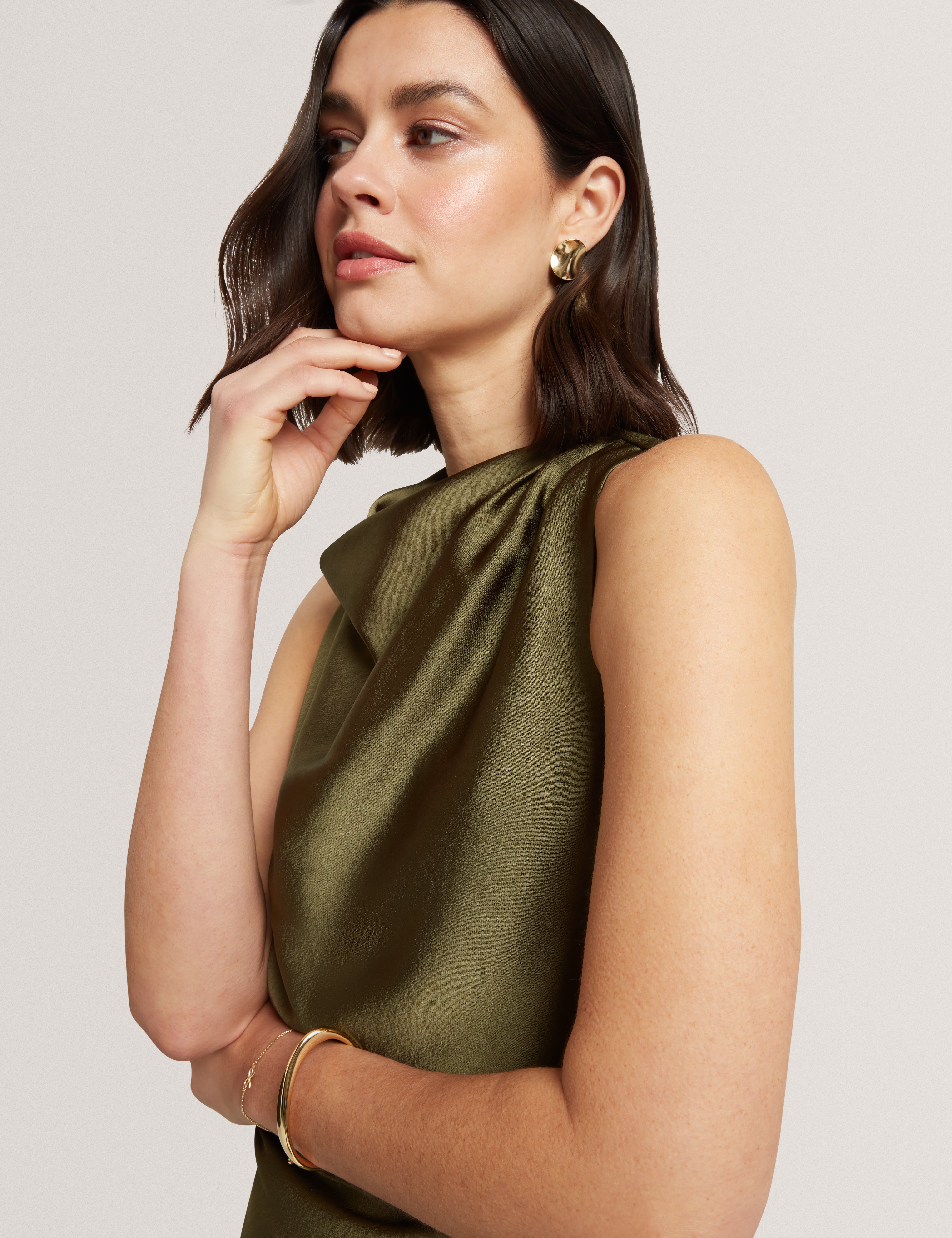 بلوزة زيفا ذات رقبة هالتر بلون الكاكي