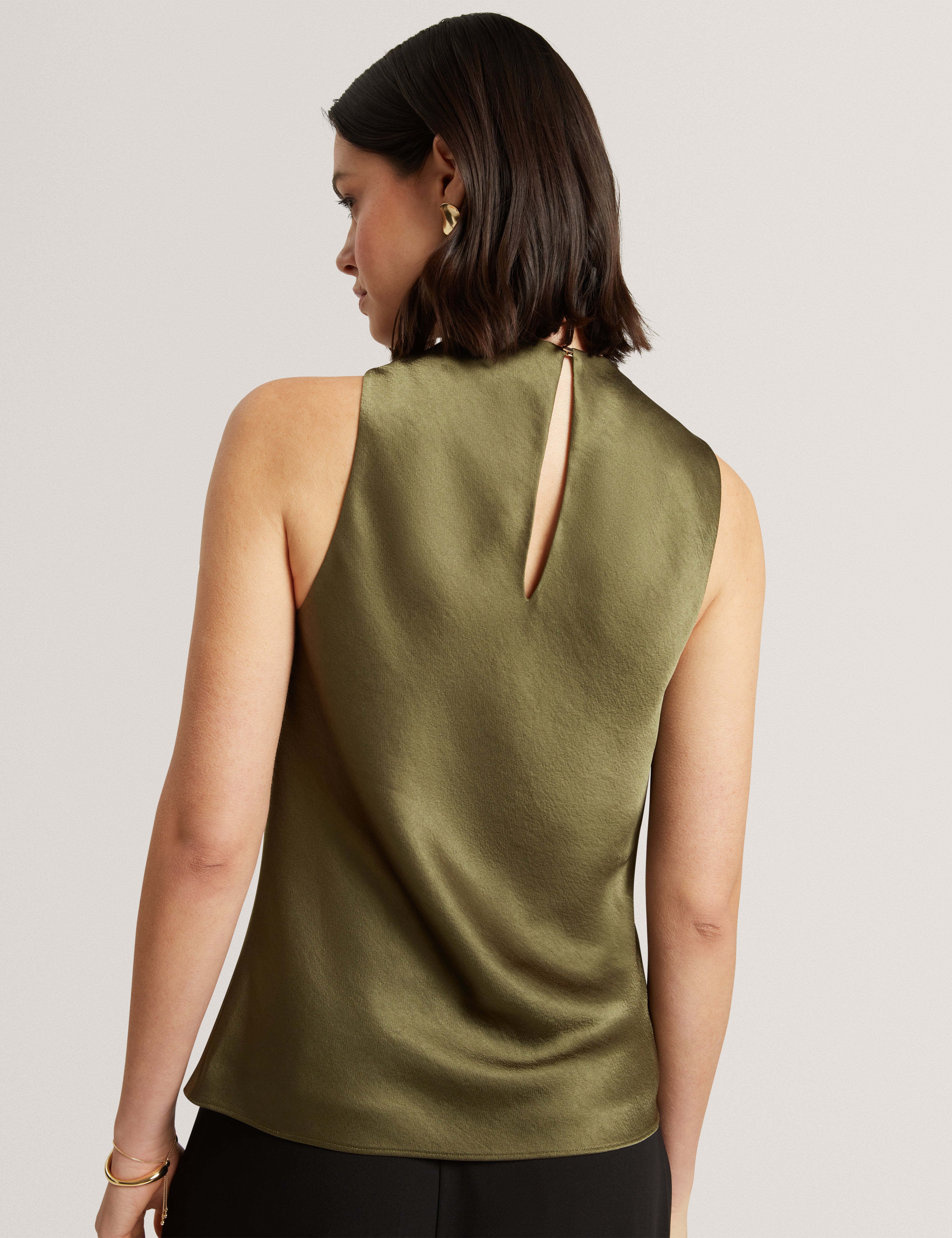 بلوزة زيفا ذات رقبة هالتر بلون الكاكي