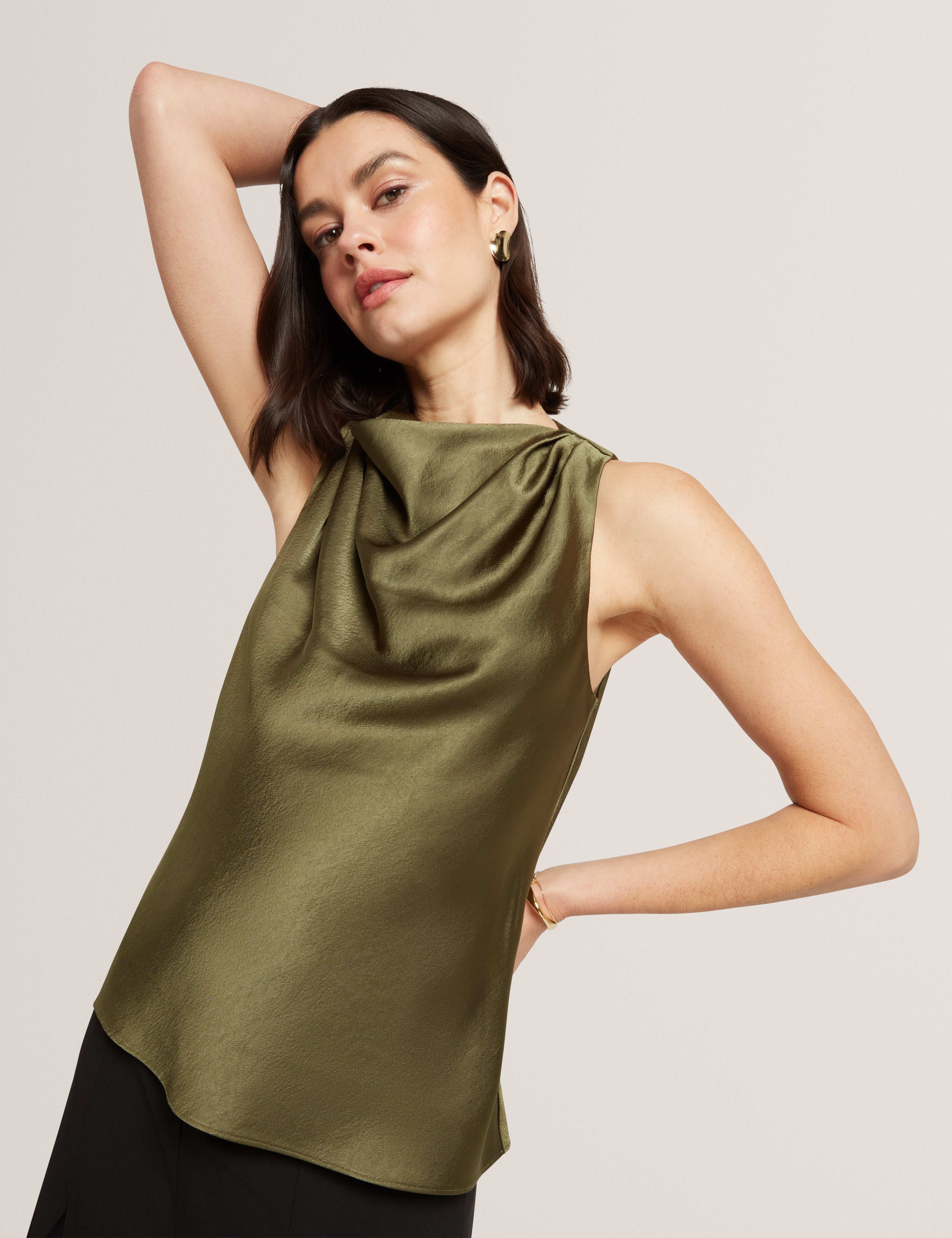 بلوزة زيفا ذات رقبة هالتر بلون الكاكي