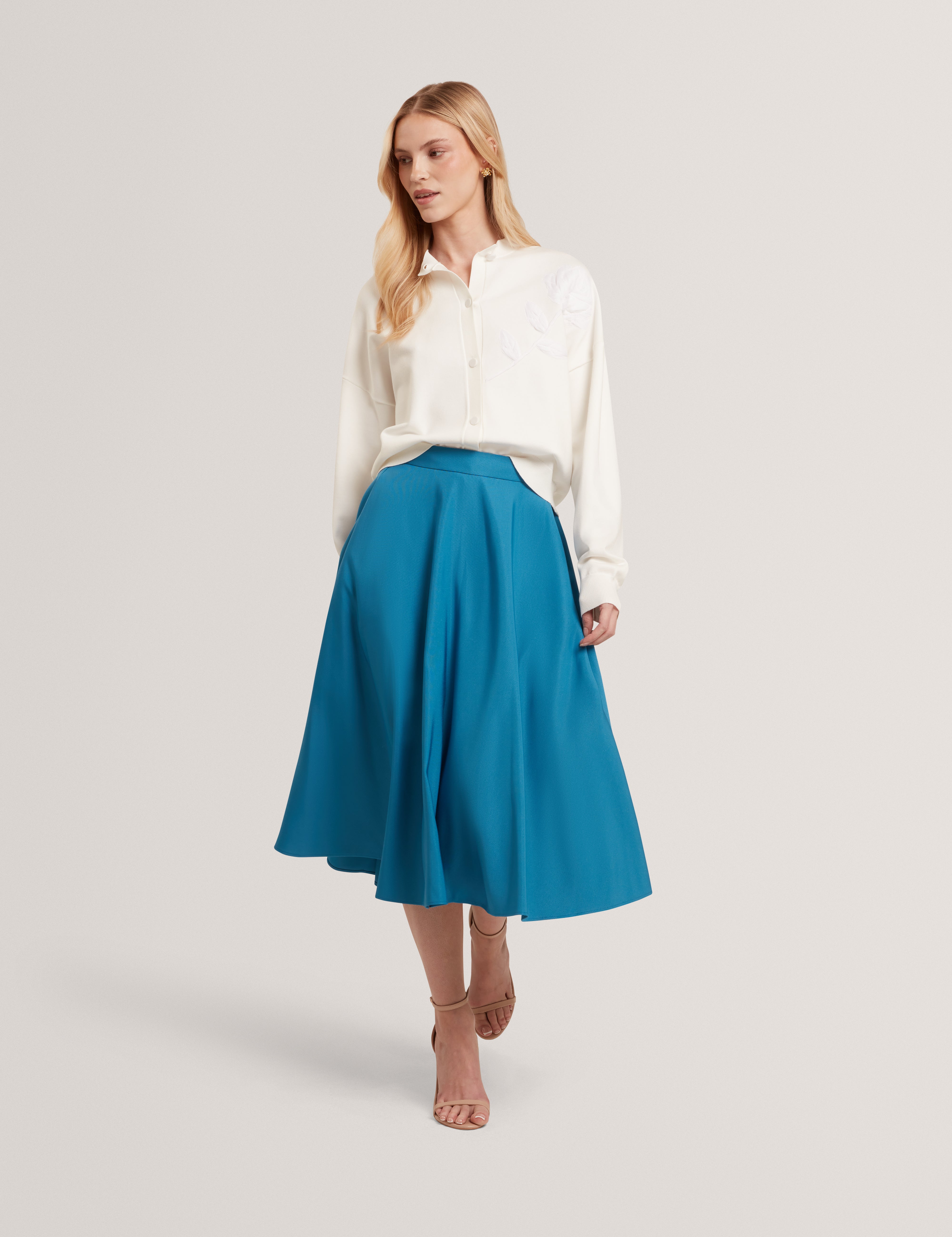 سترة كارديجان Neslie Organza Applique باللون العاجي