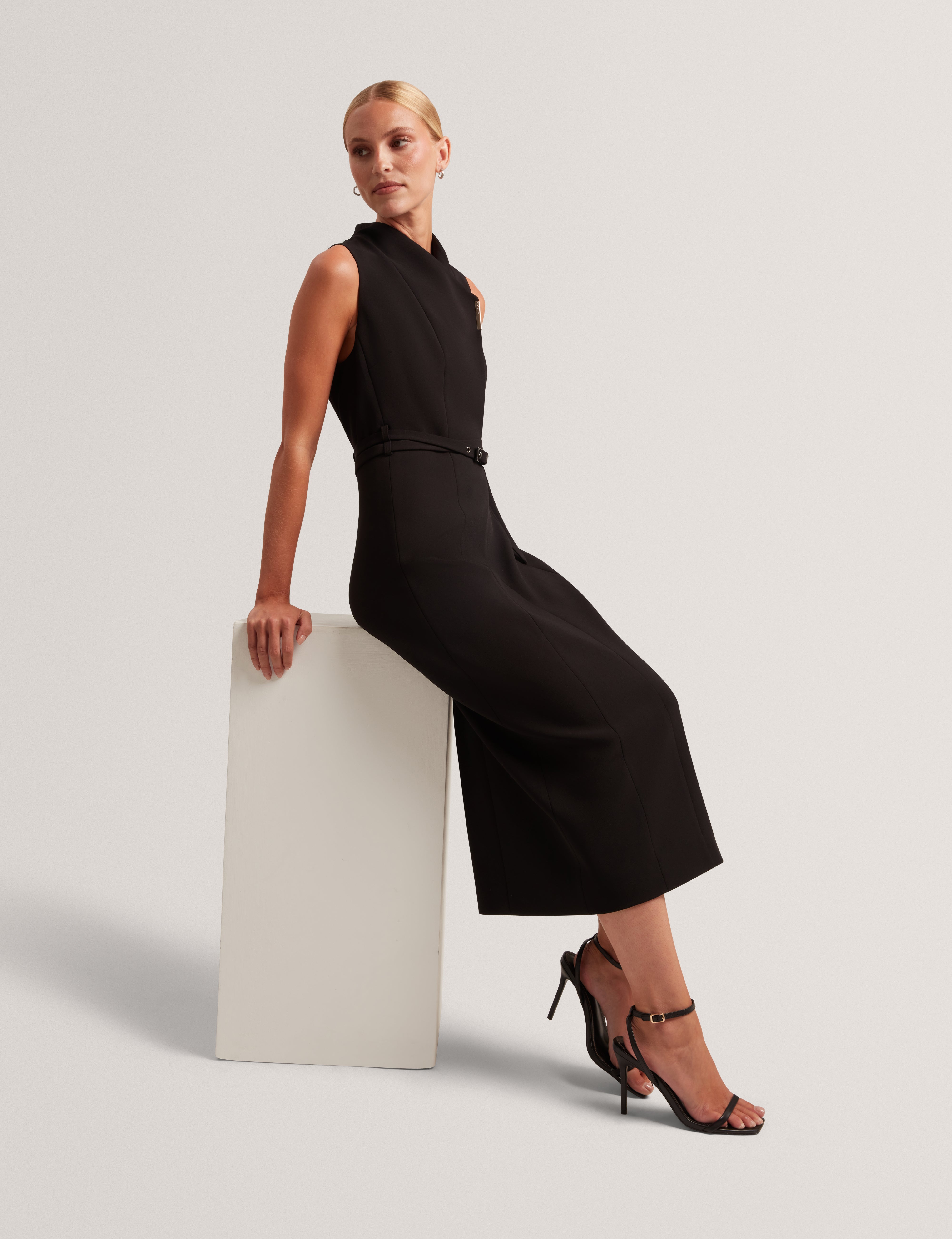 Hanlied Sleeveless Tailored Midi Dress Black