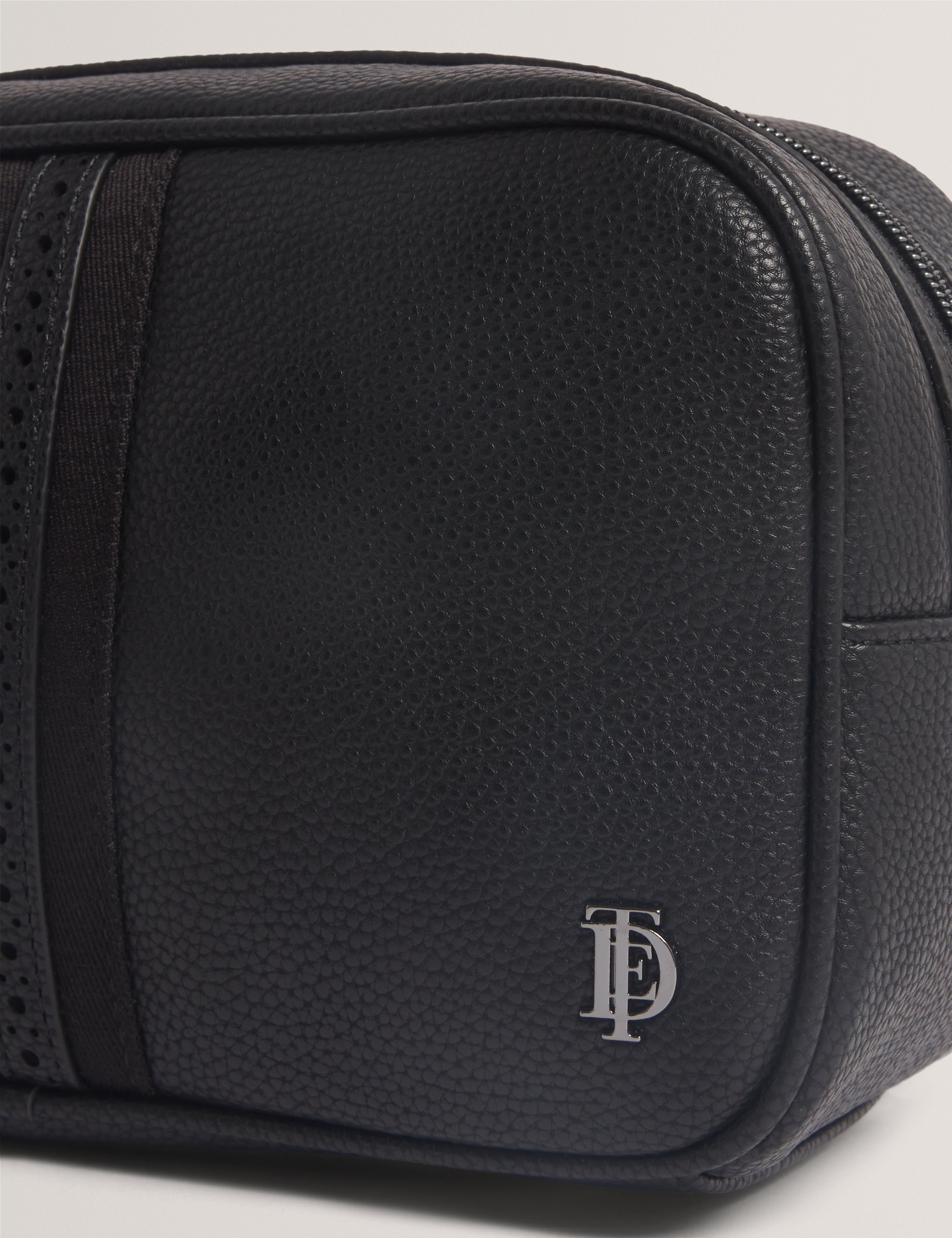 Kiirann Pu Brogue Detail Washbag Black
