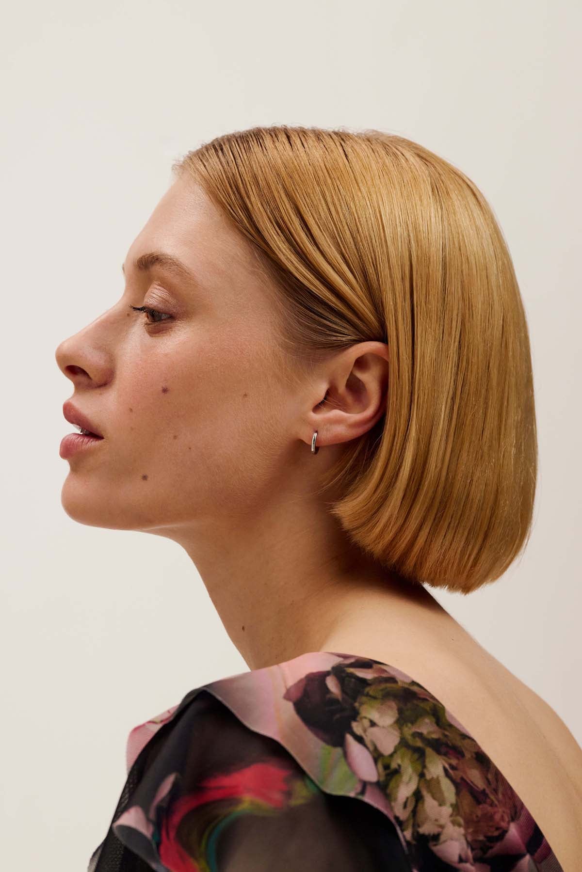 أقراط حلقية بشعار كريسلي (12 مم) فضية