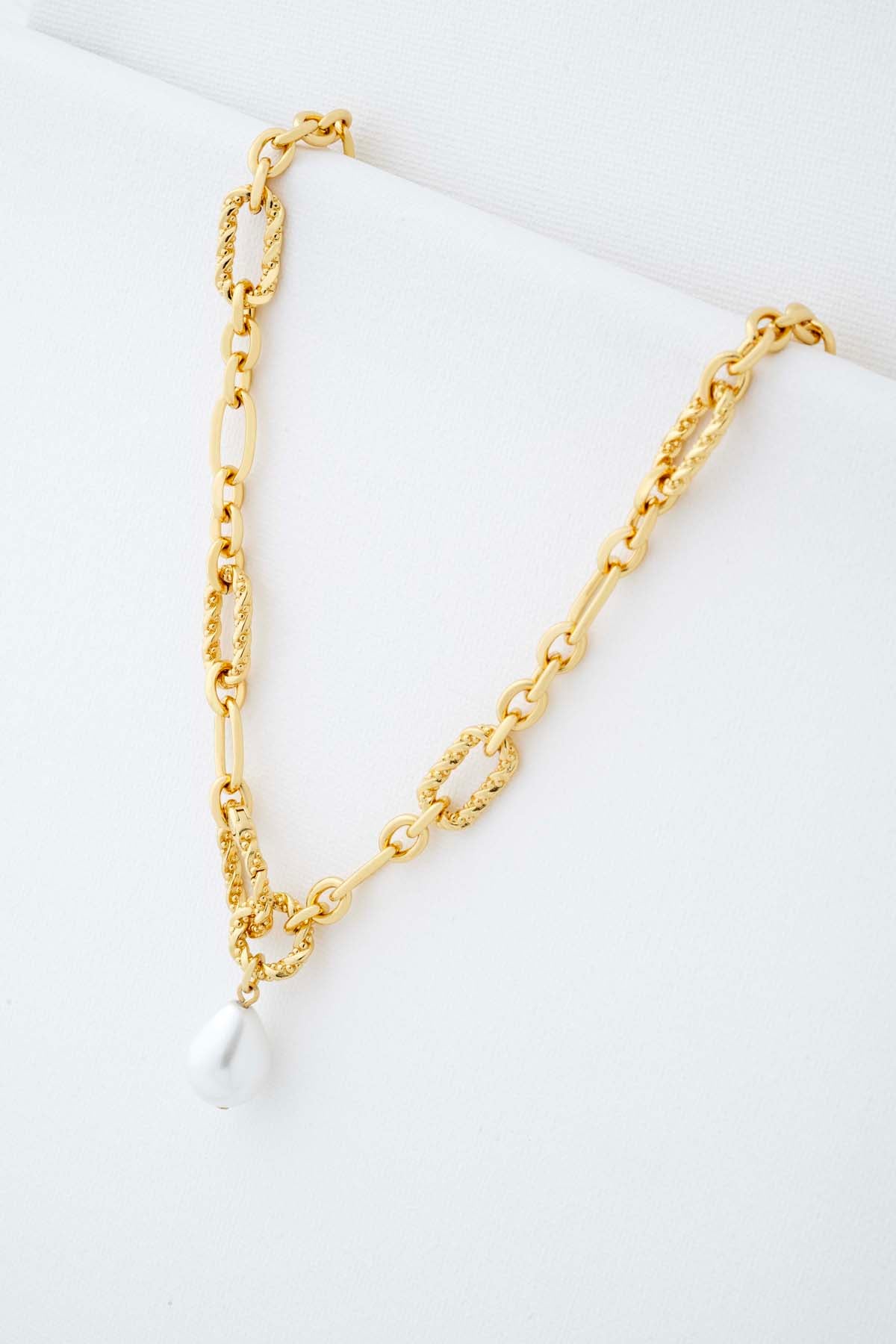 قلادة تيمورا من اللؤلؤ الملتوي