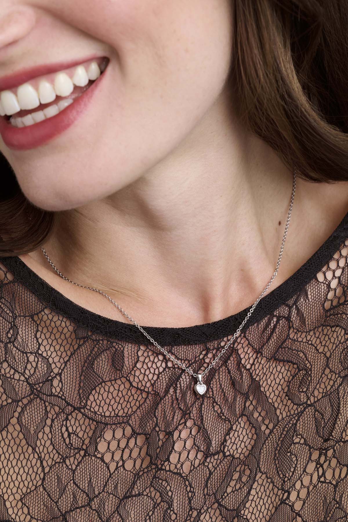 قلادة هارلو الصغيرة على شكل قلب مرصعة بالكريستال