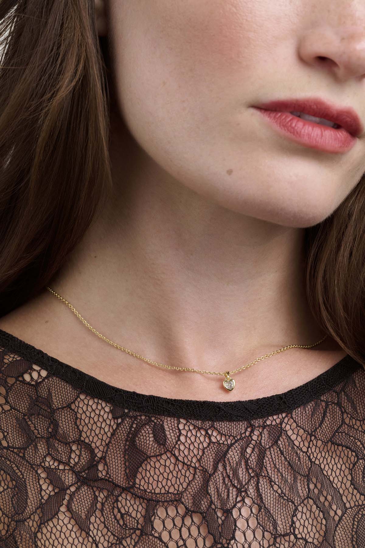 قلادة هارلو الصغيرة على شكل قلب مرصعة بالكريستال